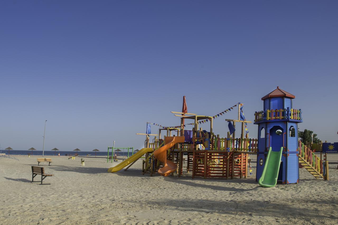 Radisson Blu Resort, Al Khobar Félhold-öböl Kültér fotó Playground on the beach