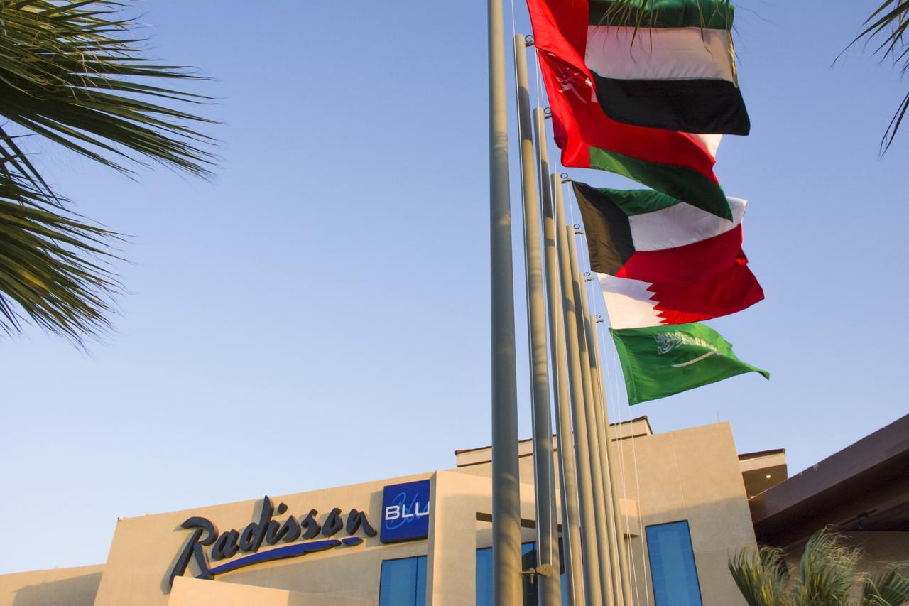 Radisson Blu Resort, Al Khobar Félhold-öböl Kültér fotó Flags of the six Gulf Cooperation Council nations at a hotel in the United Arab Emirates