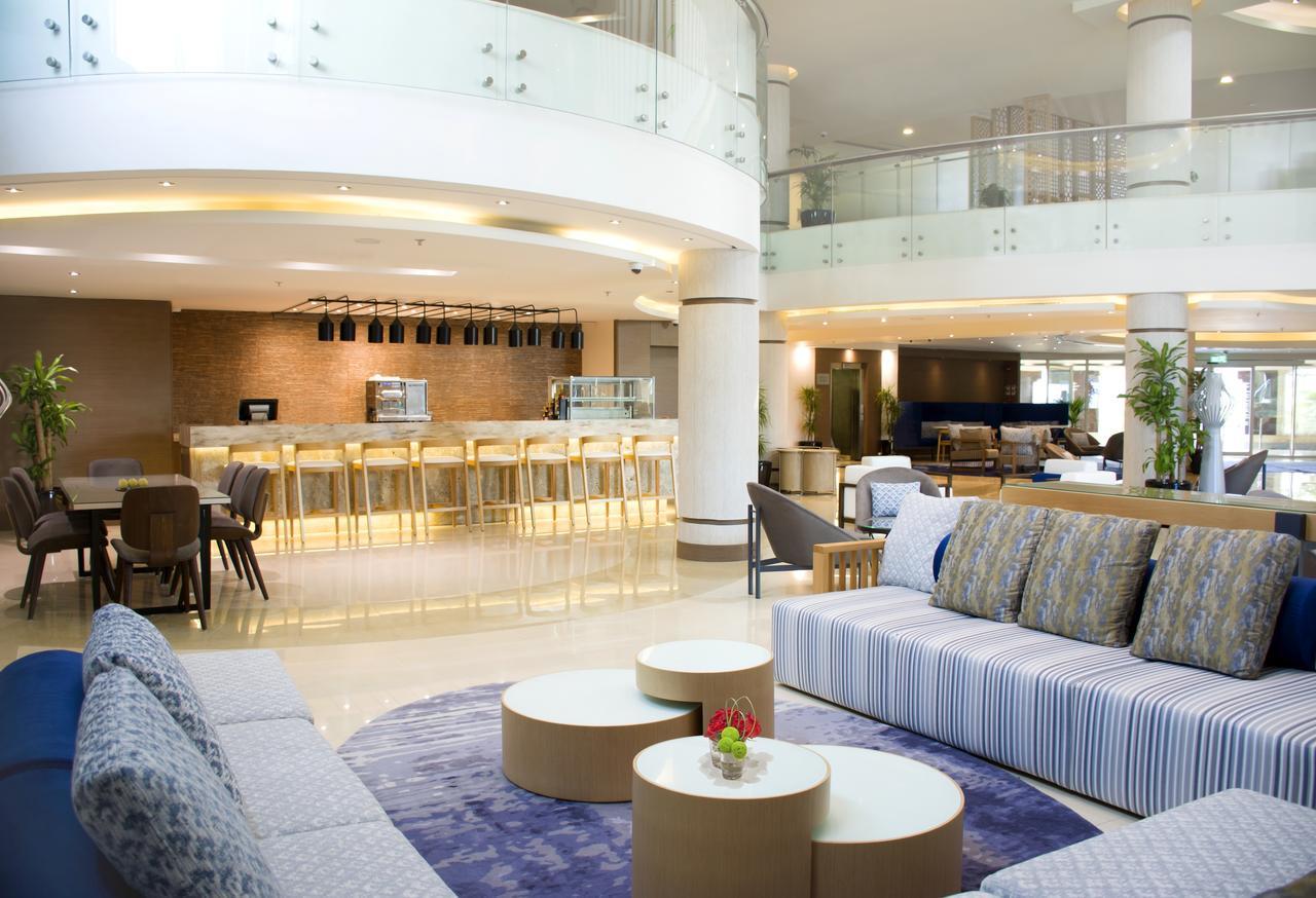 Radisson Blu Resort, Al Khobar Félhold-öböl Kültér fotó The lobby of the hotel