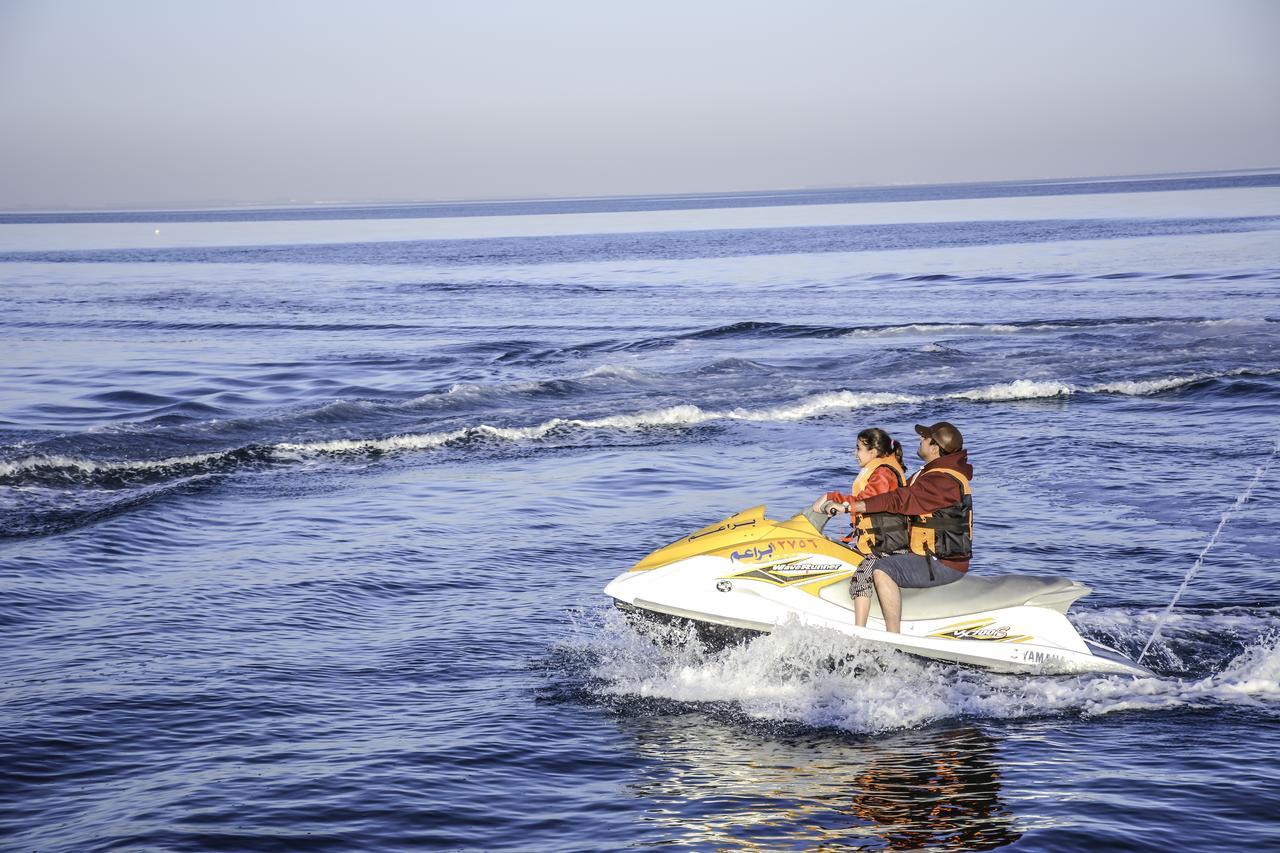 Radisson Blu Resort, Al Khobar Félhold-öböl Kültér fotó Jet skiing in the Mediterranean
