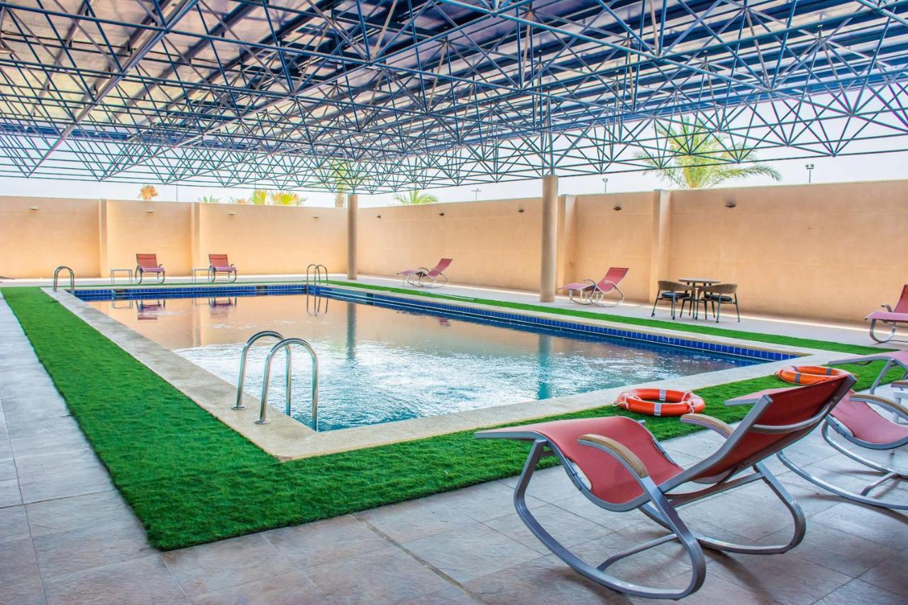 Radisson Blu Resort, Al Khobar Félhold-öböl Kültér fotó Swimming pool at the hotel