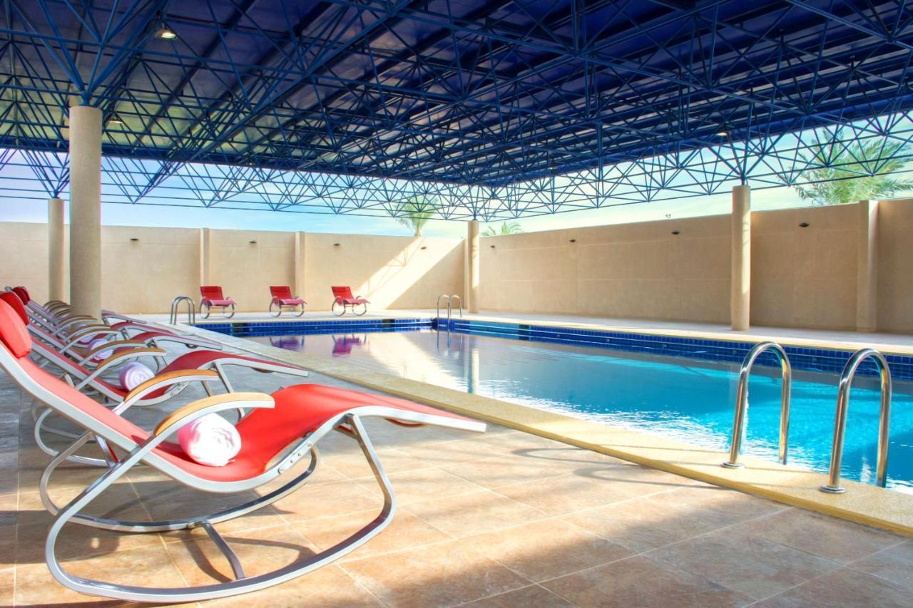 Radisson Blu Resort, Al Khobar Félhold-öböl Kültér fotó Swimming pool at the hotel