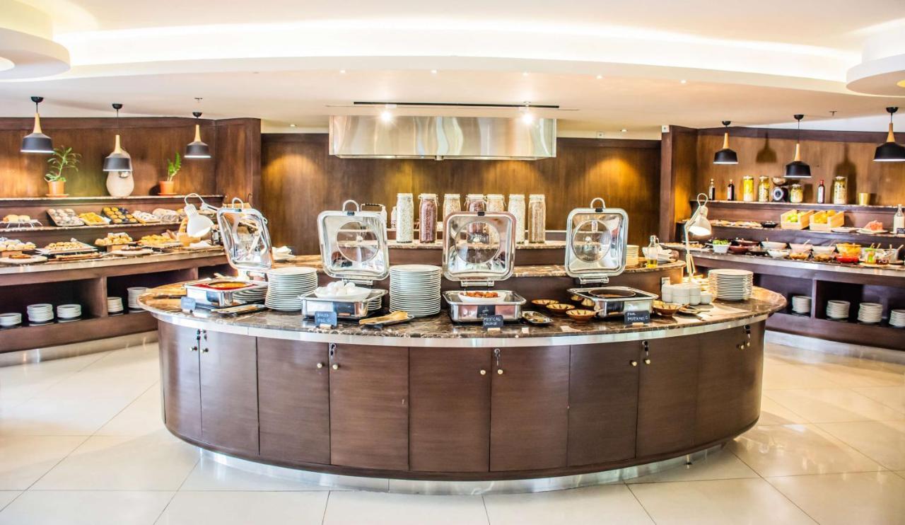 Radisson Blu Resort, Al Khobar Félhold-öböl Kültér fotó A buffet at a hotel
