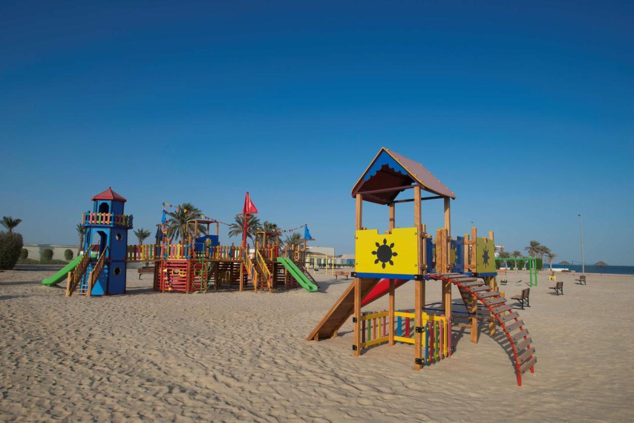 Radisson Blu Resort, Al Khobar Félhold-öböl Kültér fotó Playground at the beach