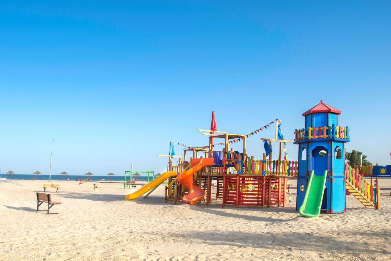 Radisson Blu Resort, Al Khobar Félhold-öböl Kültér fotó Playground on the beach